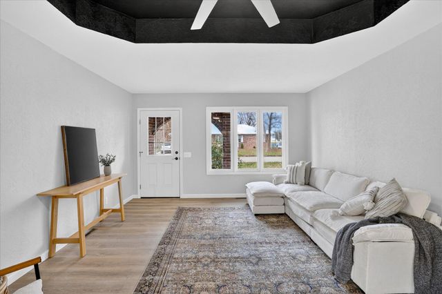 2216 W Austin, Bolivar, MO 65613