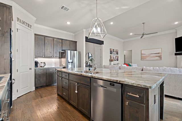 405 Venadito Drive, Godley, TX 76044