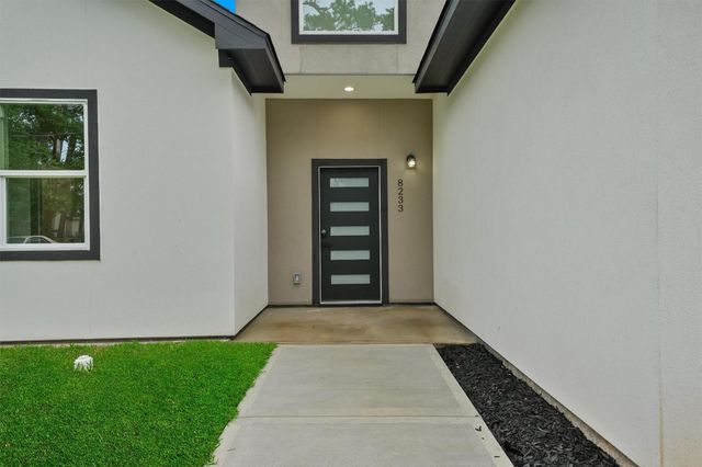 8233 Sterlingshire Street, Houston, TX 77078