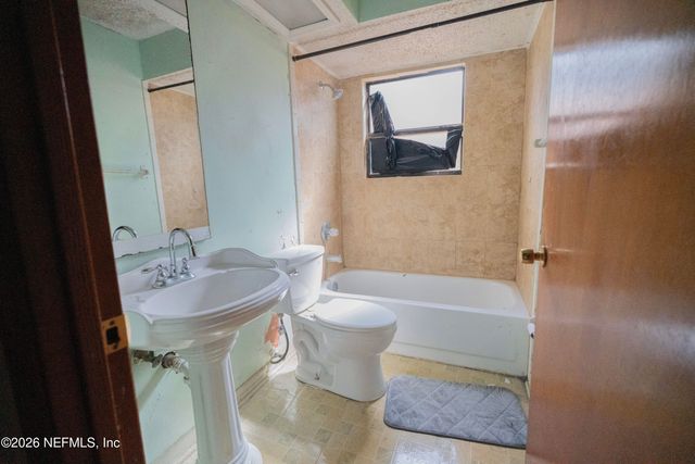 1380 W HIGH PLAINS Drive W, Jacksonville, FL 32218