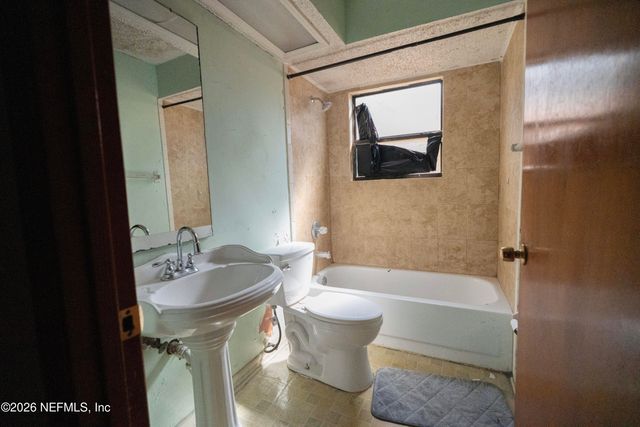 1380 W HIGH PLAINS Drive W, Jacksonville, FL 32218