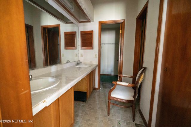 1380 W HIGH PLAINS Drive W, Jacksonville, FL 32218