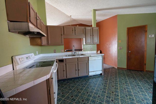 1380 W HIGH PLAINS Drive W, Jacksonville, FL 32218