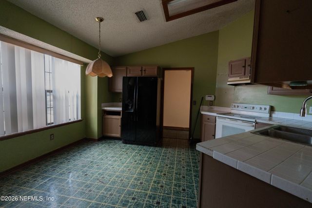 1380 W HIGH PLAINS Drive W, Jacksonville, FL 32218