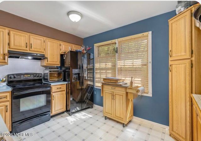 9 Barry Lane, Hazlet, NJ 07730