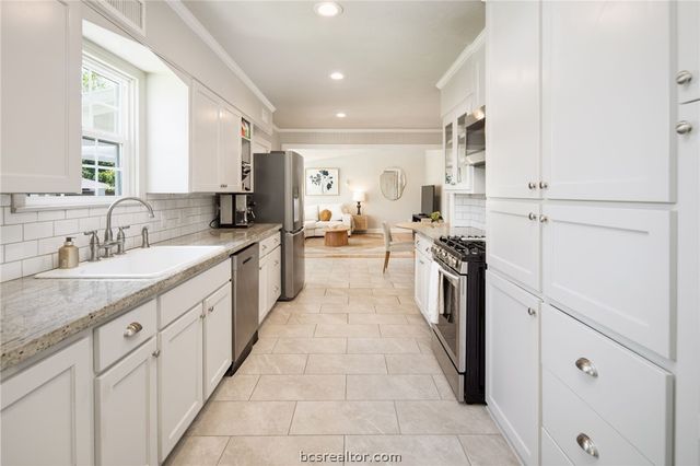502 Brookside Drive E, Bryan, TX 77801