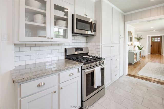 502 Brookside Drive E, Bryan, TX 77801