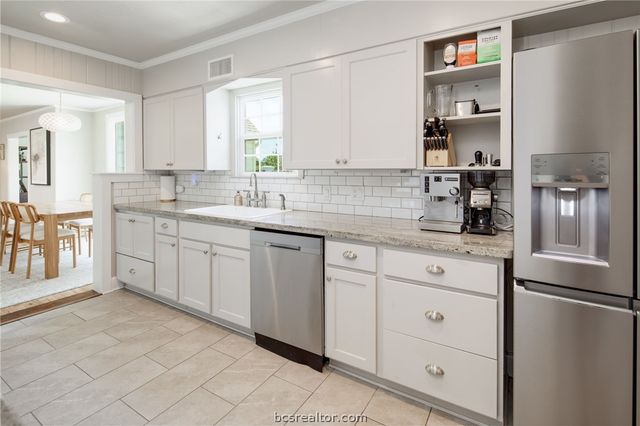 502 Brookside Drive E, Bryan, TX 77801