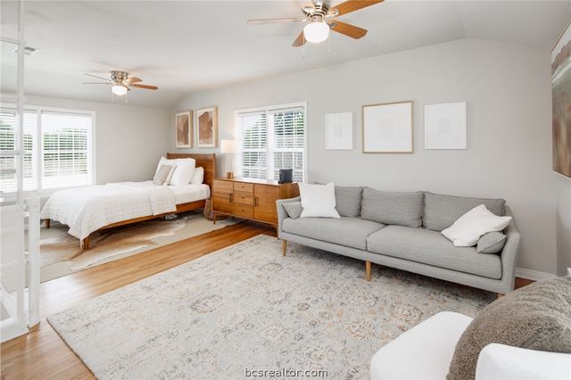 502 Brookside Drive E, Bryan, TX 77801