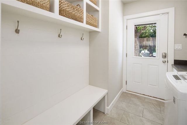 502 Brookside Drive E, Bryan, TX 77801