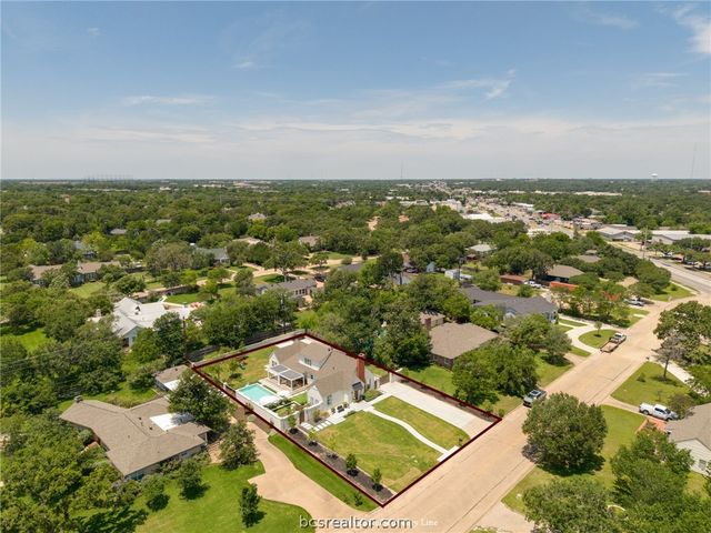 502 Brookside Drive E, Bryan, TX 77801
