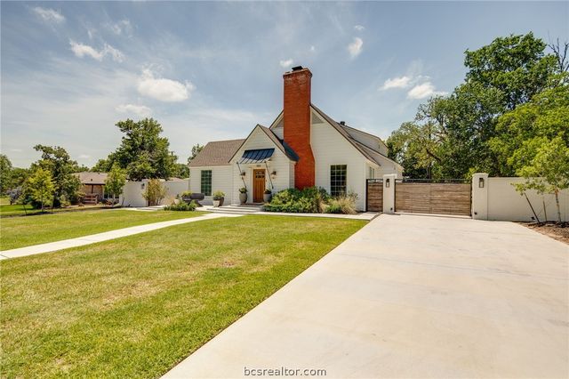 502 Brookside Drive E, Bryan, TX 77801