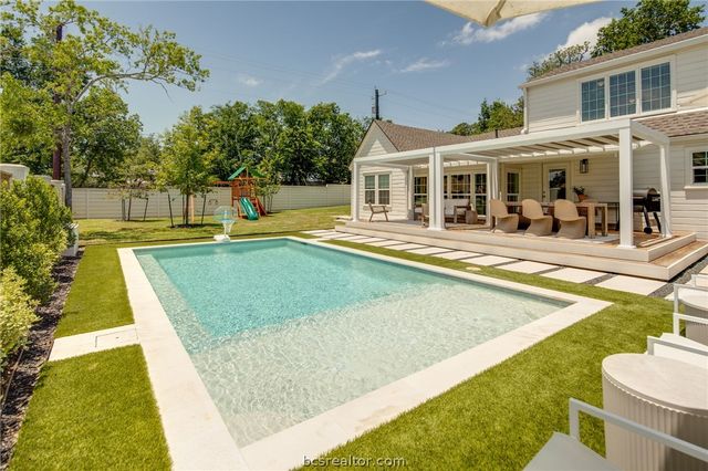 502 Brookside Drive E, Bryan, TX 77801