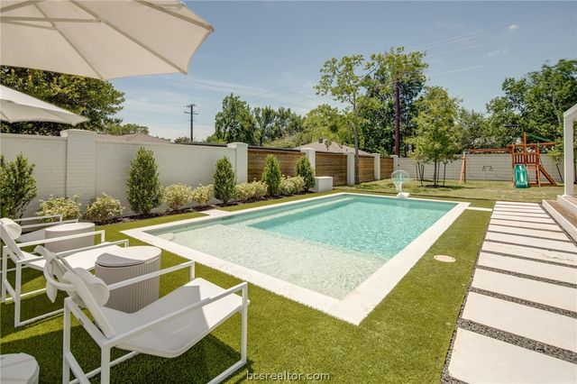 502 Brookside Drive E, Bryan, TX 77801