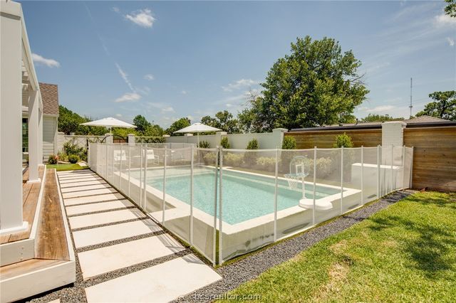 502 Brookside Drive E, Bryan, TX 77801