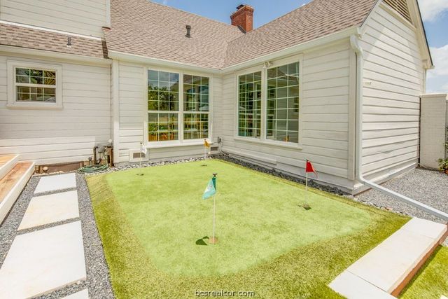 502 Brookside Drive E, Bryan, TX 77801
