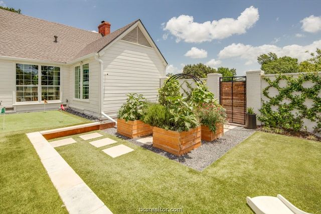 502 Brookside Drive E, Bryan, TX 77801