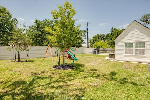 502 Brookside Drive E, Bryan, TX 77801