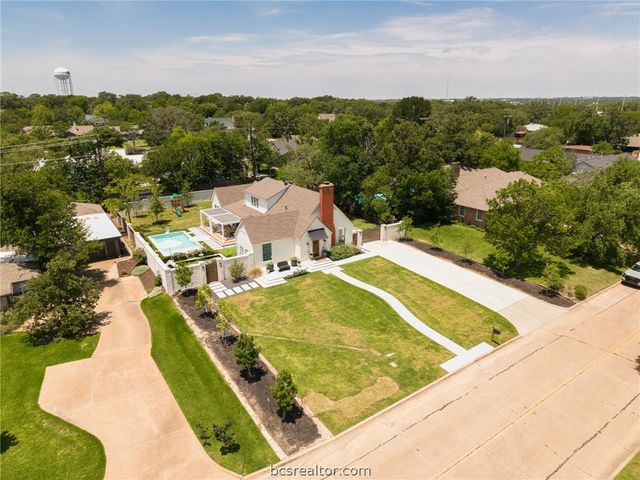 502 Brookside Drive E, Bryan, TX 77801
