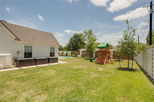 502 Brookside Drive E, Bryan, TX 77801