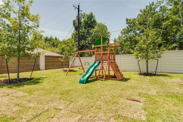 502 Brookside Drive E, Bryan, TX 77801