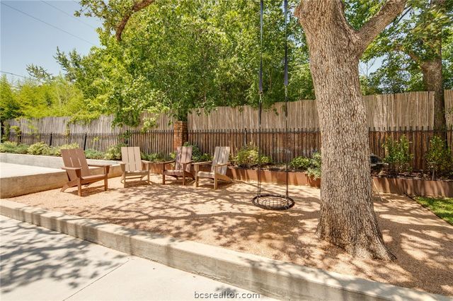 502 Brookside Drive E, Bryan, TX 77801