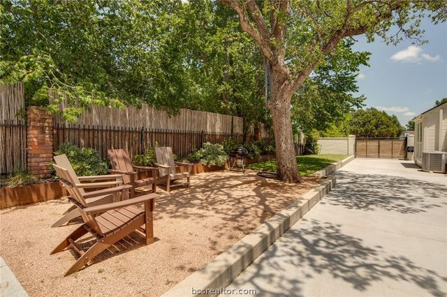 502 Brookside Drive E, Bryan, TX 77801