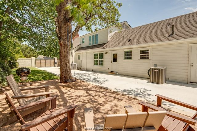502 Brookside Drive E, Bryan, TX 77801