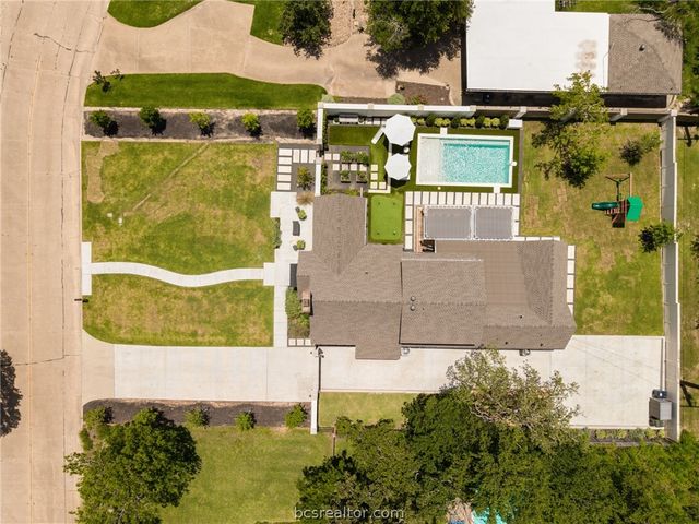 502 Brookside Drive E, Bryan, TX 77801