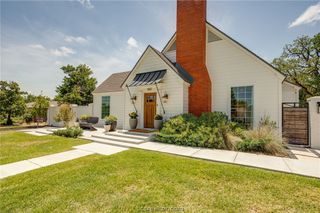 502 Brookside Drive E, Bryan, TX 77801