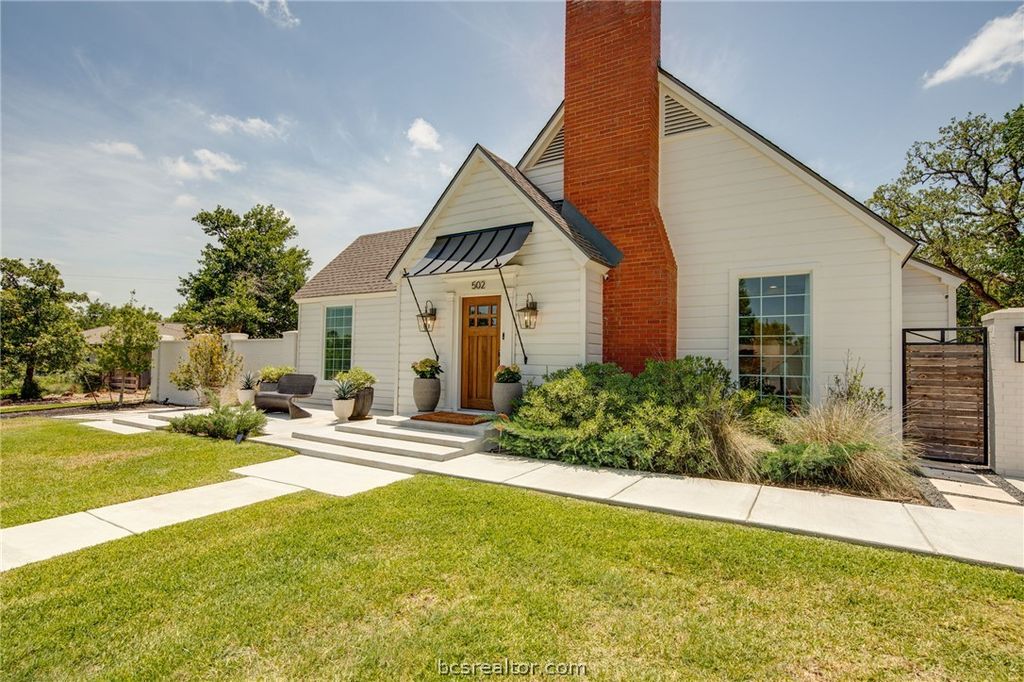 502 Brookside Drive E, Bryan, TX 77801