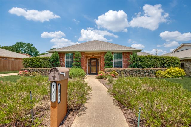 1005 De Pauw Drive, Arlington, TX 76012