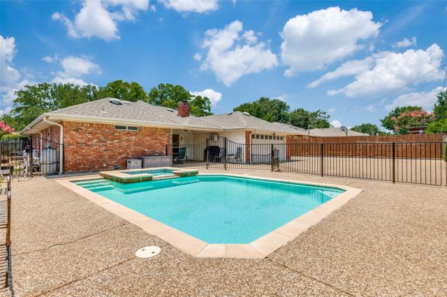 1005 De Pauw Drive, Arlington, TX 76012