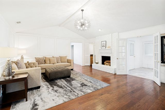 1005 De Pauw Drive, Arlington, TX 76012