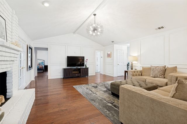 1005 De Pauw Drive, Arlington, TX 76012