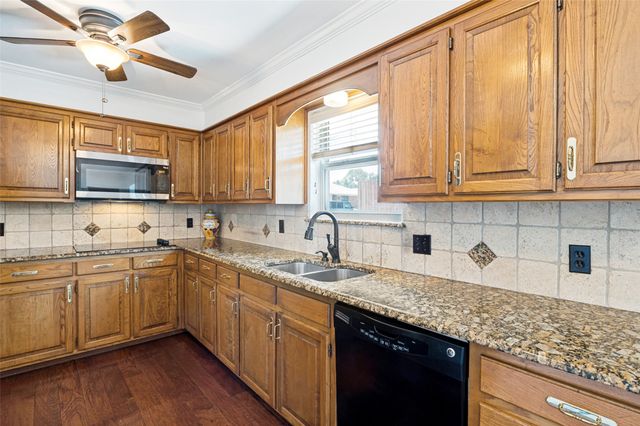 1005 De Pauw Drive, Arlington, TX 76012