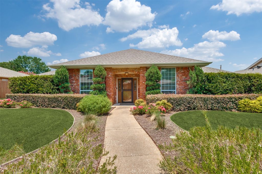 1005 De Pauw Drive, Arlington, TX 76012