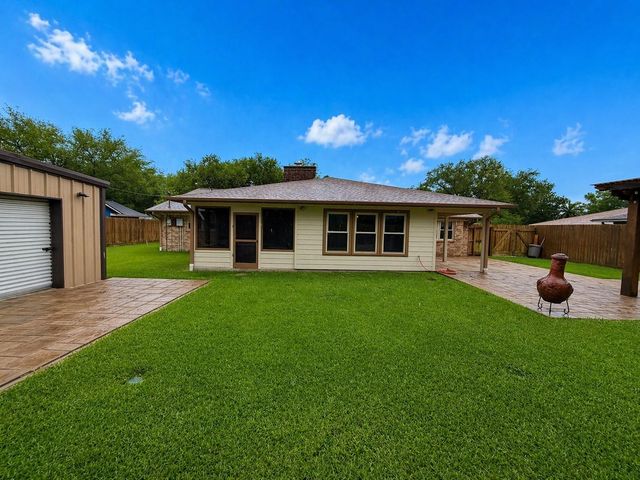 913 Cannan Drive, Angleton, TX 77515