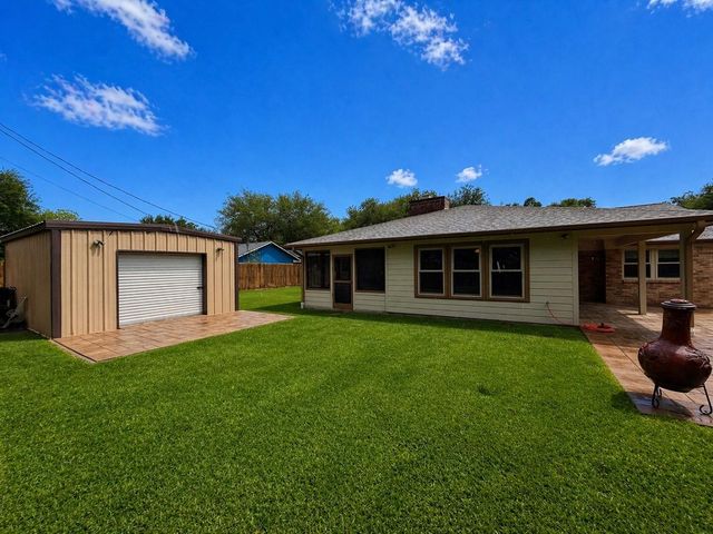 913 Cannan Drive, Angleton, TX 77515