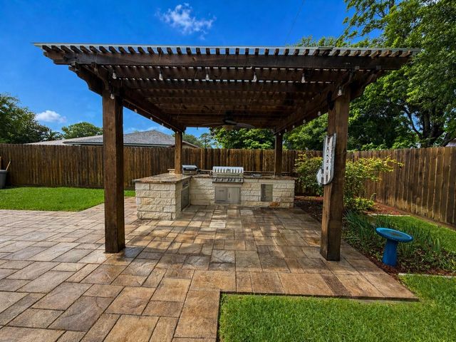 913 Cannan Drive, Angleton, TX 77515