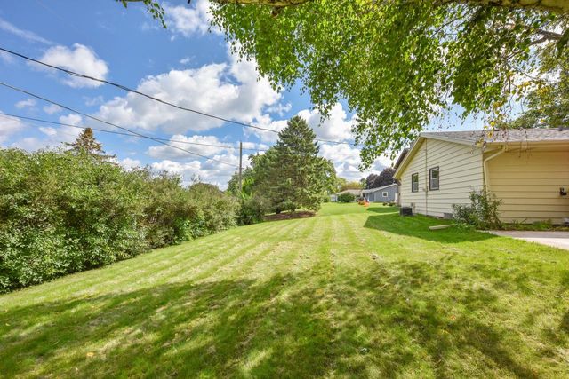 2020 Sunnyside DRIVE, Waukesha, WI 53186