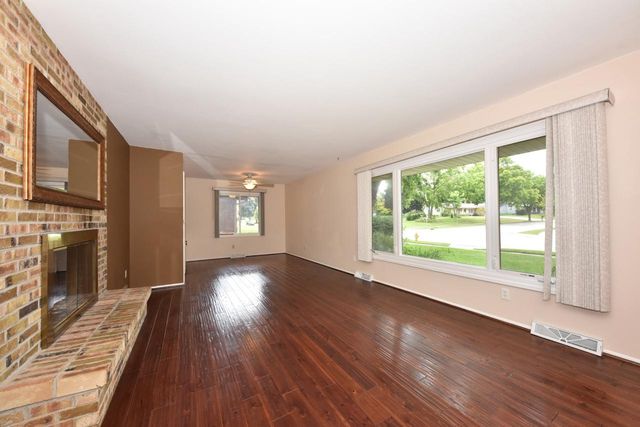2020 Sunnyside DRIVE, Waukesha, WI 53186