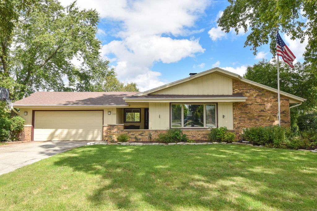 2020 Sunnyside DRIVE, Waukesha, WI 53186