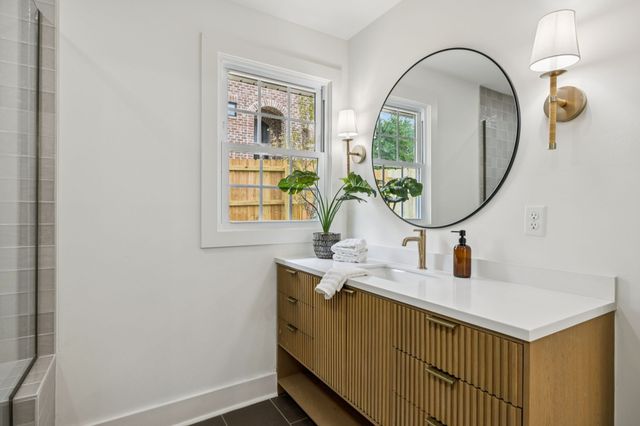 2127A Burns St, Nashville, TN 37216