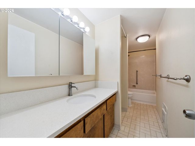 651 5TH St, Lake Oswego, OR 97034