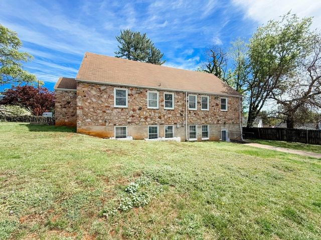 1203 WINDSOR LN, Staunton, VA 24401