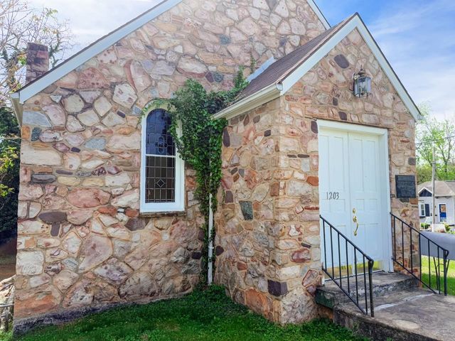 1203 WINDSOR LN, Staunton, VA 24401