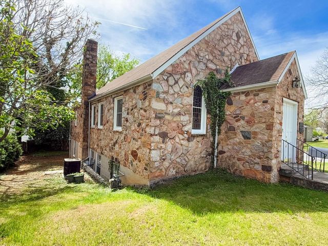 1203 WINDSOR LN, Staunton, VA 24401