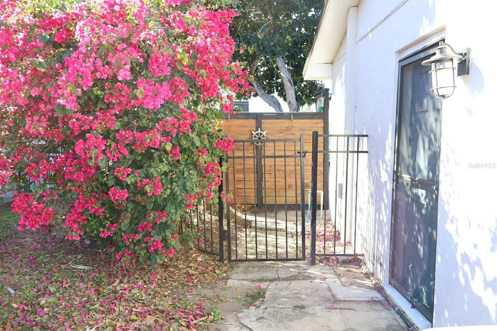 Image 23 of property listing at 26625 BIMINI DRIVE, Tavares, FL 32778