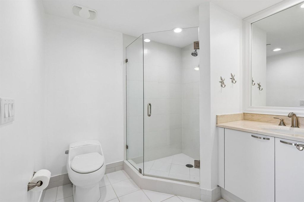 Image 14 of property listing at 2650 Lake Shore Drive 1202, Riviera Beach, FL 33404